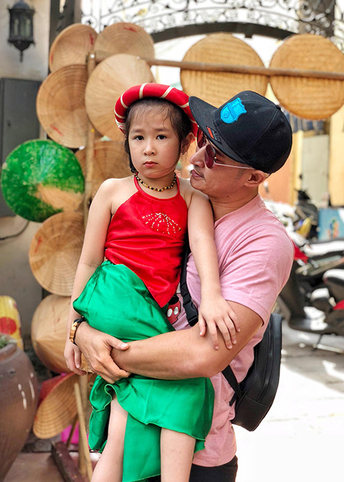 Huy Khánh xin lỗi con gái vì đến trễ buổi biểu diễn cuối năm của bé ở trường học.