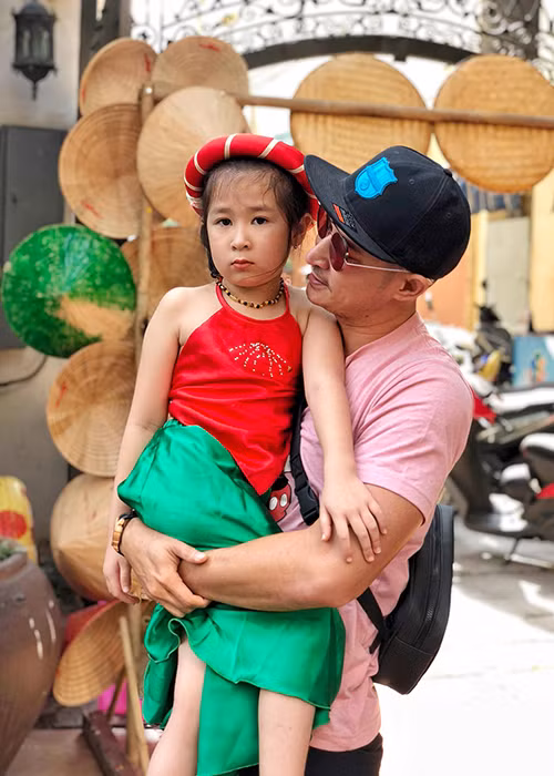 Huy Khánh xin lỗi con gái vì đến trễ buổi biểu diễn cuối năm của bé ở trường học.