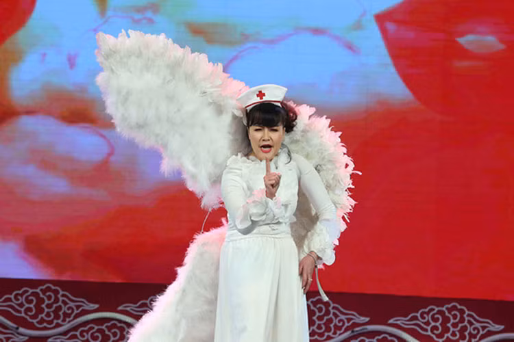 Đôi cánh của Táo Y tế Vân Dung sau đó bị "gãy". Ảnh: VTV