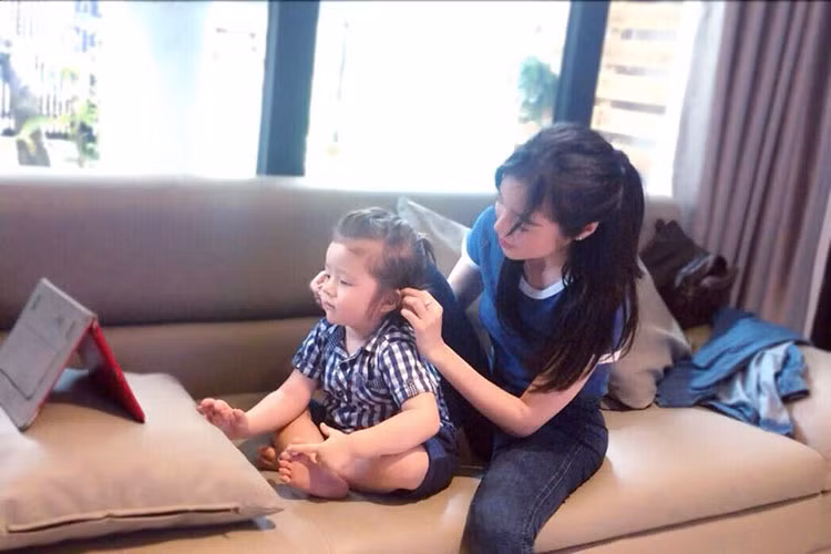 Elly Trần thích thú buộc tóc cho cậu con trai Túc Mạch là một trong những tin tức sao Việt trong ngày 25/2.