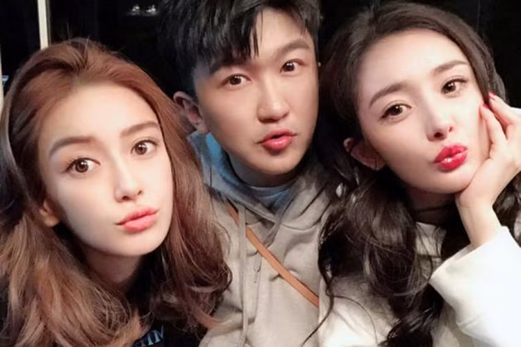 Là bạn thân, Dương Mịch không quên gửi lời chúc đến Angelababy: "Hôm nay là sinh nhật của Angelababy. Chúc em sinh nhật vui vẻ. Cũng chúc mừng vì tình bạn tươi đẹp và đáng quý của chị em mình".