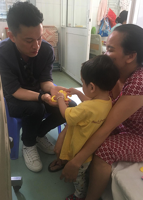 Lam Trường đi từ thiện cận Tết Nguyên Đán tại TP HCM.