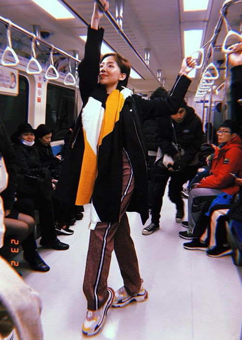 Tóc Tiên đăng tải khoảnh khắc nhí nhảnh khi đi tàu.