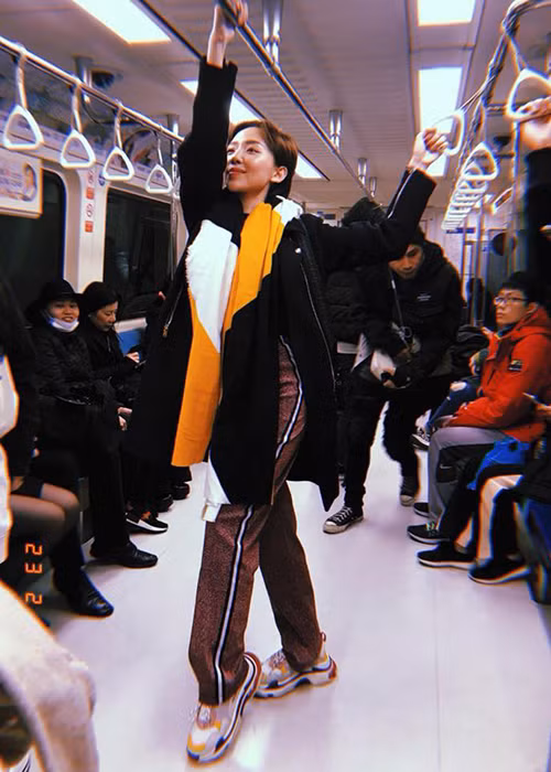 Tóc Tiên đăng tải khoảnh khắc nhí nhảnh khi đi tàu.