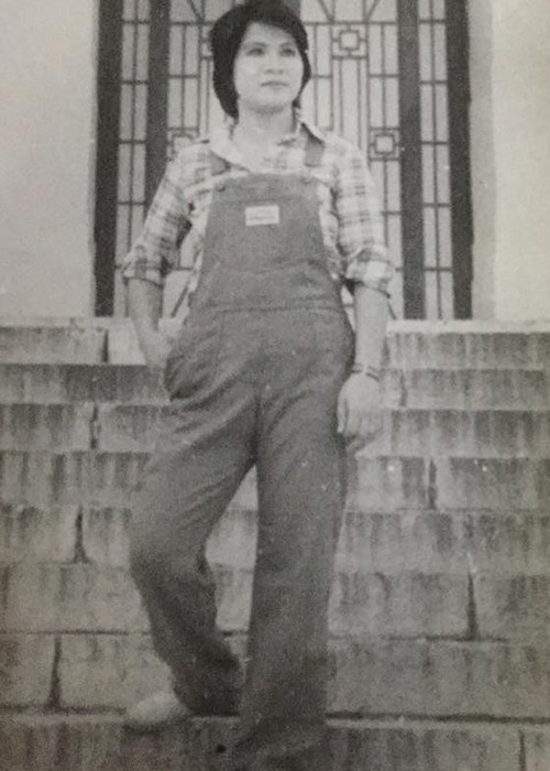 “Ngày xưa cổ cao 3 ngấn, má phấn, môi son. Một thời "đẹp dịu dàng mà không chói lóa”, nữ nghệ sĩ chú thích cho bức ảnh chụp năm 1985.