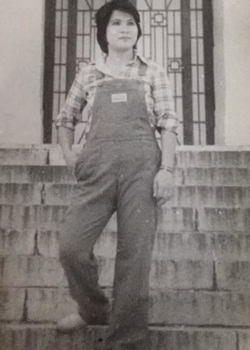 “Ngày xưa cổ cao 3 ngấn, má phấn, môi son. Một thời "đẹp dịu dàng mà không chói lóa”, nữ nghệ sĩ chú thích cho bức ảnh chụp năm 1985.