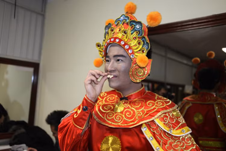 Nhân vật của Minh Quân có tạo hình răng hô, mặt đen và tóc xù. Ảnh: Zing