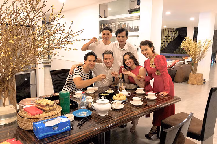 Mối quan hệ giữa Kim Lý và Hồ Ngọc Hà ngày càng gắn bó. Ảnh: FBNV