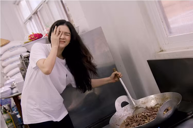 Hình ảnh Lý Nhã Kỳ trổ tài nấu ăn cho trẻ em mồ côi trong một hoạt động từ thiện. Ảnh: Người đưa tin