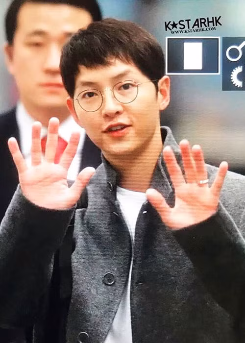 Để dành thời gian bên vợ, Song Joong Ki từng từ chối tham gia bom tấn Kingdom.