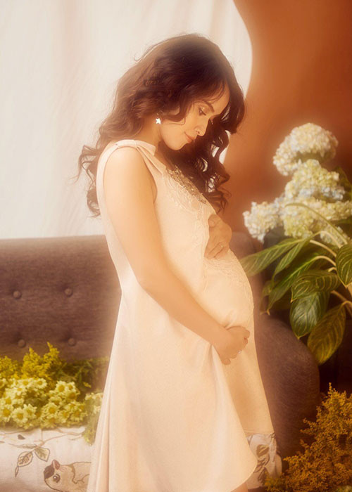 Tú Vi khoe ảnh bụng bầu lùm lùm là một trong những tin tức sao Việt trong ngày 24/2.