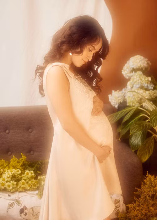 Tú Vi khoe ảnh bụng bầu lùm lùm là một trong những tin tức sao Việt trong ngày 24/2.