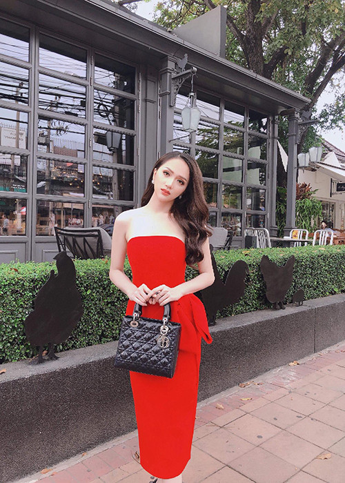 Tham gia bữa tiệc tối đầu tiên dành cho các thí sinh của cuộc thi Hoa hậu Chuyển giới Quốc tế 2018, Hương Giang Idol chọn bộ đầm tông đỏ cúp ngực gợi cảm. Ảnh: FBNV