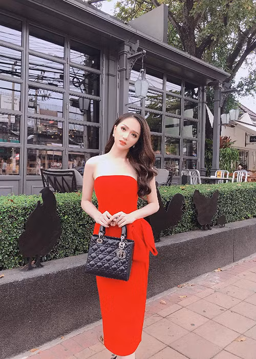 Tham gia bữa tiệc tối đầu tiên dành cho các thí sinh của cuộc thi Hoa hậu Chuyển giới Quốc tế 2018, Hương Giang Idol chọn bộ đầm tông đỏ cúp ngực gợi cảm. Ảnh: FBNV