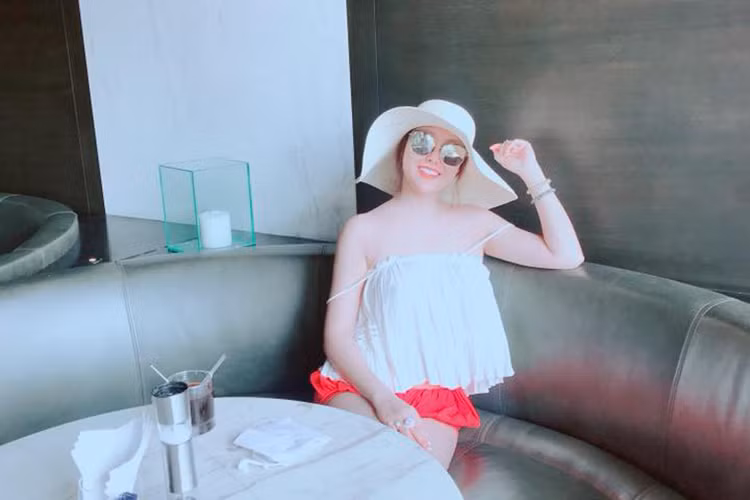 Hot Face sao Việt 24h: Phi Thanh Vân tâm sự: “Luôn tươi vui và hạnh phúc bằng tư duy buông bỏ, biết thấu hiểu bao dung và tha thứ. Thần thái sẽ nhẹ nhàng và tâm hồn sẽ thanh thản, từ đó hành động ắt sẽ đúng đắn hơn. Luôn yêu thương và trân quý”.