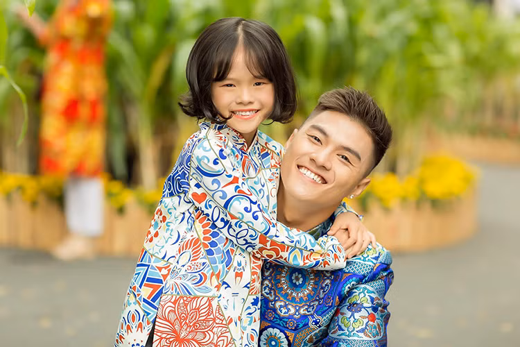 Sau khi ly hôn, Lâm Vinh Hải luôn cố gắng bù đắp tình cảm cho con gái. Ảnh: FBNV