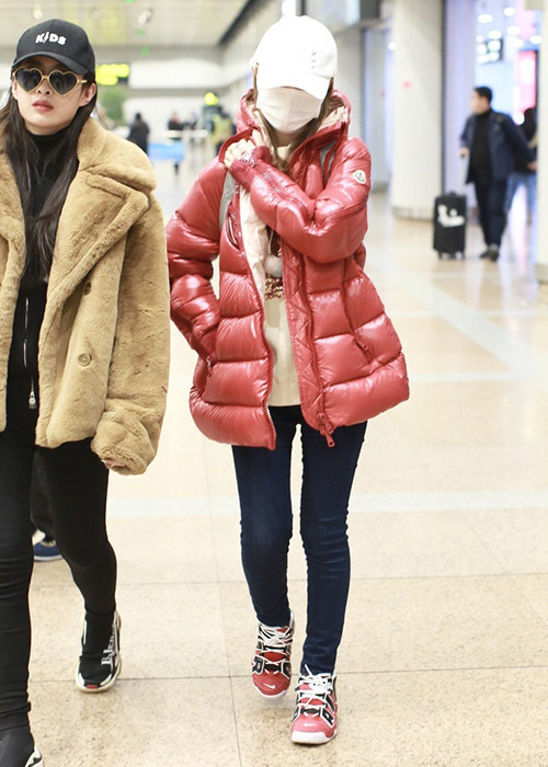 Lý Tiểu Lộ xuất hiện tại sân bay bên một người bạn.