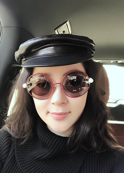 Không ít người nhận xét rằng phần cằm của người đẹp gốc Hải Phòng có phần dài ra hơn trước. Ảnh: FBNV