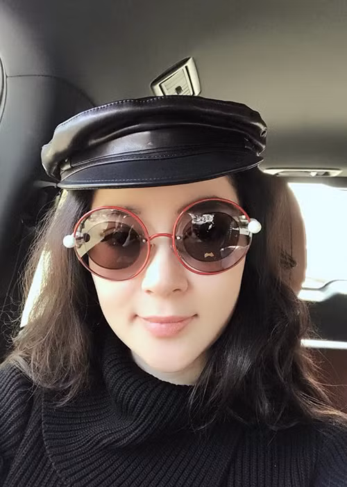 Không ít người nhận xét rằng phần cằm của người đẹp gốc Hải Phòng có phần dài ra hơn trước. Ảnh: FBNV