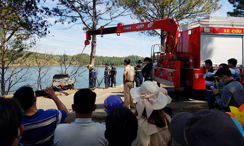 Lực lượng chức năng đang kéo chiếc xe ra khỏi hiện trường.