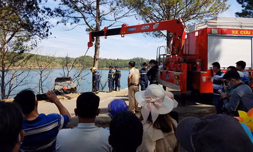 Lực lượng chức năng đang kéo chiếc xe ra khỏi hiện trường.