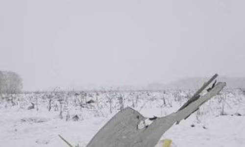 Mảnh vỡ của chiếc máy bay An-148 được tìm thấy tại khu vực Ramenskoye sau vụ tai nạn. Ảnh: The Telegraph News/TTXVN