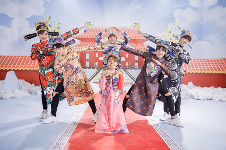 Nhóm nhạc của Ông Cao Thắng - Uni5 chào đón Tết Nguyên Đán bằng MV "Tết đến thật rồi". Ảnh: Vietnamnet