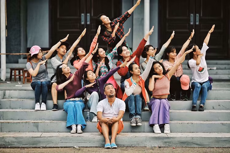 Đạo diễn Nguyễn Quang Dũng muốn cư dân mạng đặt lời bình luận cho bức ảnh của anh bên ê-kíp phim “Tháng năm rực rỡ”.