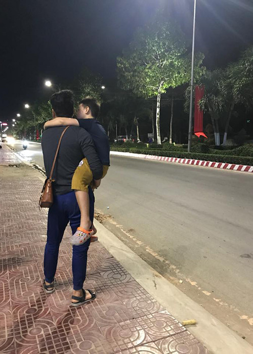 Trung Kiên không ngần ngại bồng bé Cà Pháo khi bé cảm thấy mệt.