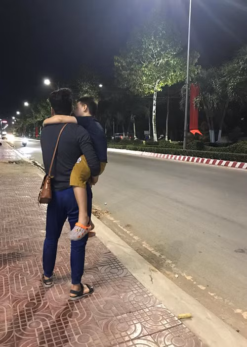 Trung Kiên không ngần ngại bồng bé Cà Pháo khi bé cảm thấy mệt.