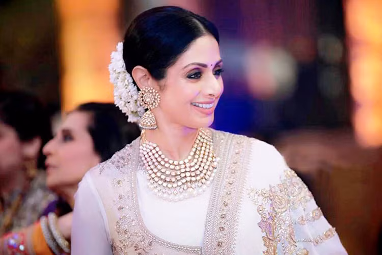 Với những đóng góp cho ngành công nghiệp giải trí, năm 2013, minh tinh Bollywood Sridevi Kapoor còn được chính phủ Ấn Độ trao tặng giải Padma Shri danh giá.