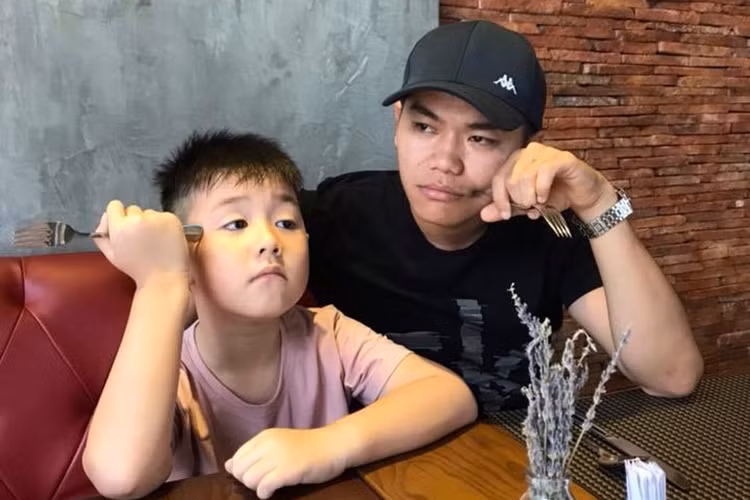 Trung Kiên và bé Cà Pháo cùng tạo dáng nhí nhảnh khi được Lê Phương chụp ảnh.