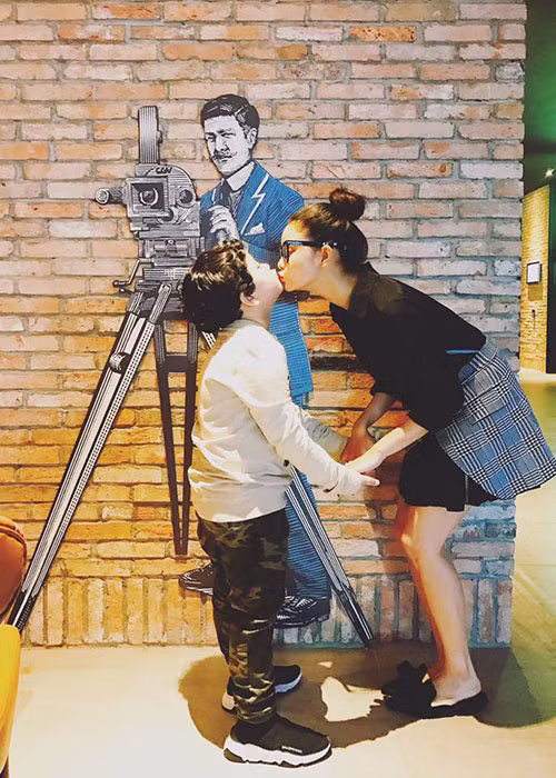 Trương Quỳnh Anh chia sẻ khoảnh khắc đáng yêu bên con trai.