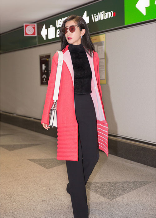 Nữ diễn viên sinh năm 1973 diện trang phục, phụ kiện sành điệu. Ảnh: Sina