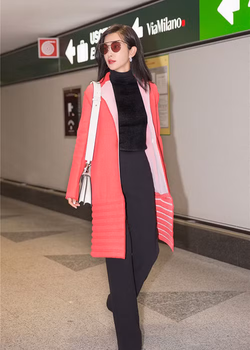 Nữ diễn viên sinh năm 1973 diện trang phục, phụ kiện sành điệu. Ảnh: Sina