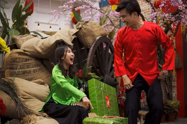 Chí Thiện cùng 2 giọng ca nhí Thụy Bình, Bảo An chọn ca khúc quen thuộc "Ngày xuân long phụng sum vầy" cho dự án MV Tết 2018. Ảnh: Hoa học trò