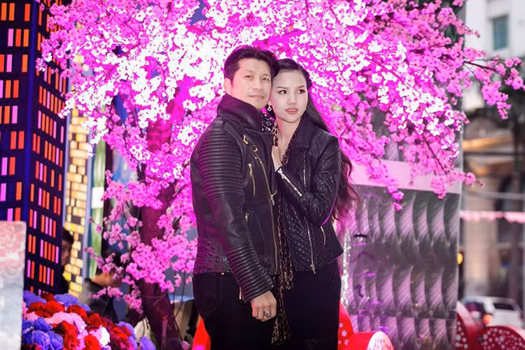 Bebe Phạm và Dustin Nguyễn ngày càng mặn nồng sau khi về chung một nhà.