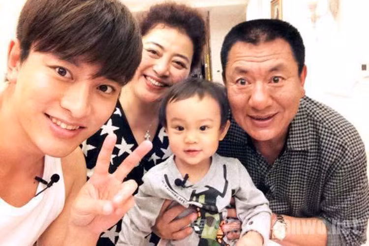 Cận Tết, Giả Nãi Lượng đưa bố mẹ 2 bên đi kiểm tra sức khỏe. Ngoài ra, anh còn chuẩn bị cho con gái vào lớp 1. Ảnh: Weibo