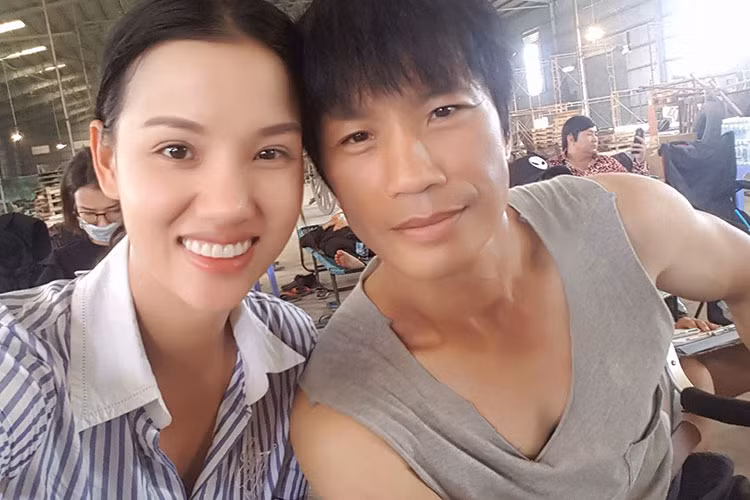 Vợ chồng Dustin Nguyễn thống nhất sẽ không xa nhau lâu ngày. Vì vậy, Bebe Phạm luôn đồng hành cùng chồng ở mọi nơi.