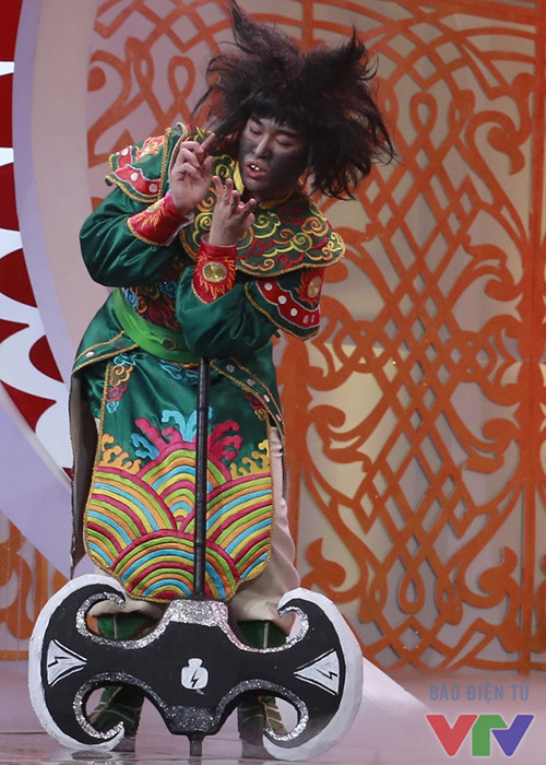 Nam ca sĩ từng chia sẻ đối với anh, đóng Táo quân khó hơn rất nhiều so với khi đi hát. Ảnh: VTV