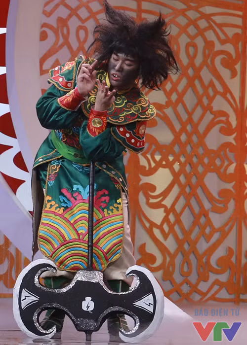 Nam ca sĩ từng chia sẻ đối với anh, đóng Táo quân khó hơn rất nhiều so với khi đi hát. Ảnh: VTV