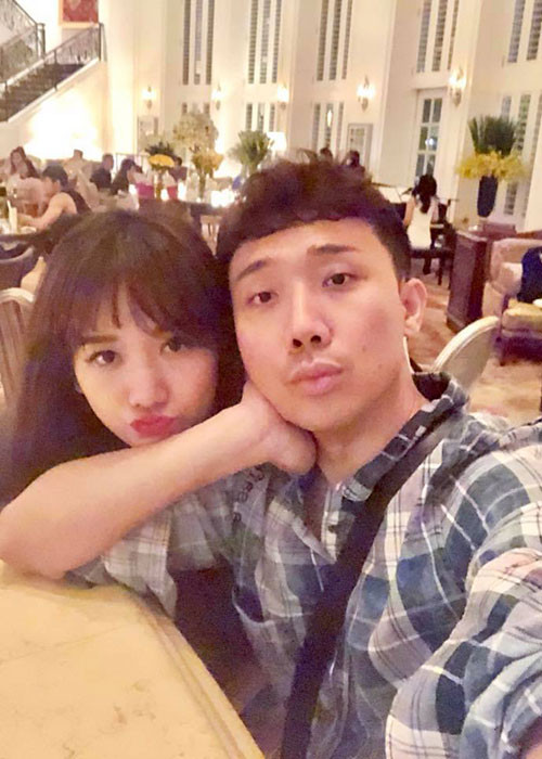 Trên trang cá nhân, cặp đôi thoải mái chia sẻ hình ảnh hạnh phúc bên nhau.