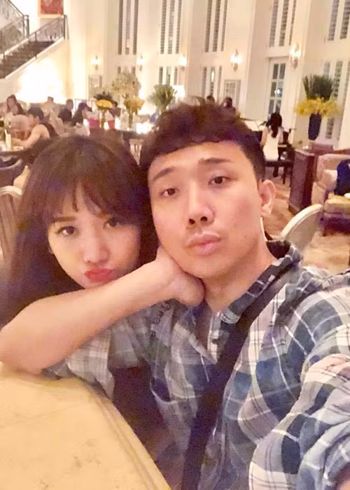 Trên trang cá nhân, cặp đôi thoải mái chia sẻ hình ảnh hạnh phúc bên nhau.