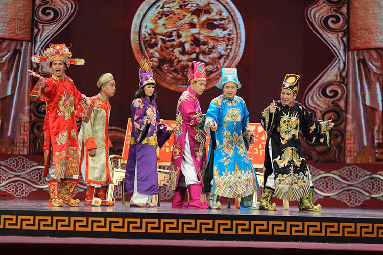 NTK Bùi Đức Hùng chính là người thực hiện trang phục cho các nghệ sĩ tham gia chương trình. Ảnh: VFC