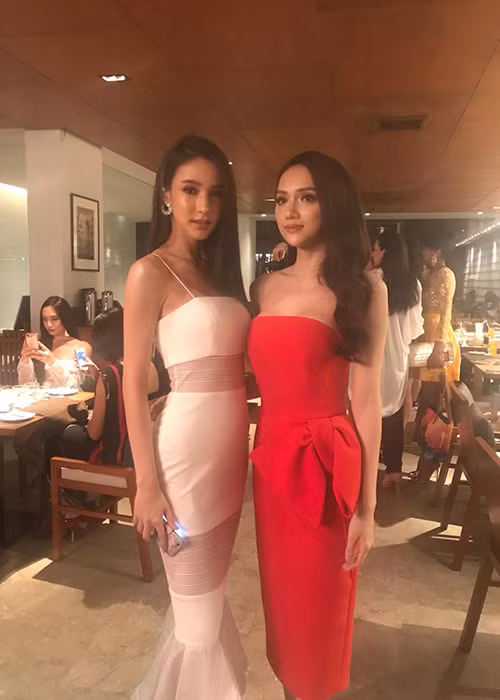 Tại bữa tiệc tối, Hương Giang Idol có dịp đọ sắc cùng đại diện Thái Lan Yoshi Rinrada Thurapan. Ảnh: FBNV