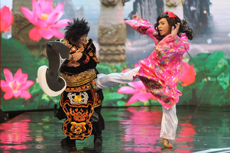 Thay đổi vai diễn nhưng Minh Quân vẫn phải làm xấu mình để mang lại tiếng cười cho khán giả. Ảnh: VTV