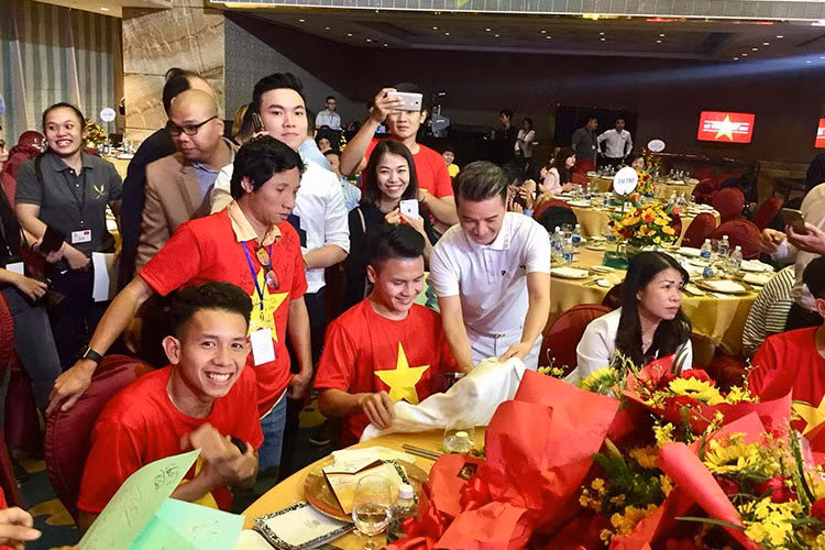 Mới đây, trên trang cá nhân, Đàm Vĩnh Hưng khoe loạt ảnh gặp gỡ các cầu thủ của U23 Việt Nam.