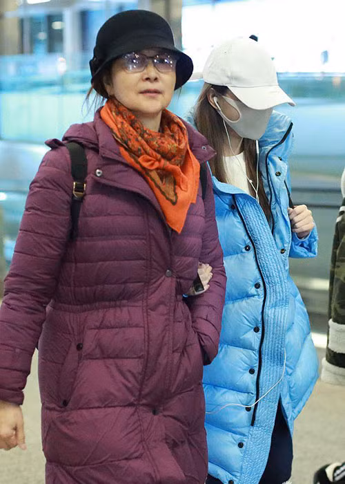 Lý Tiểu Lộ và mẹ của cô - Trương Vỹ Hân vừa xuất hiện tại sân bay. Ảnh: Sina Lý Tiểu Lộ và mẹ của cô - Trương Vỹ Hân vừa xuất hiện tại sân bay. Ảnh: Sina