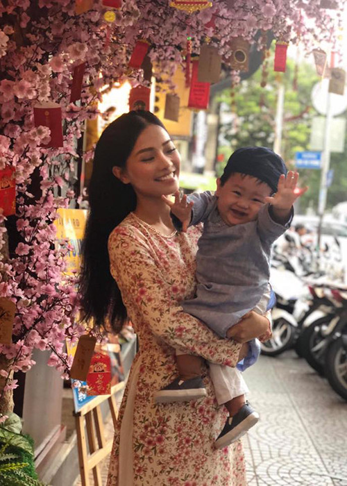 Khánh Hiền “Tôi thấy hoa vàng trên cỏ xanh” rất nhớ con trai mỗi khi đi làm.