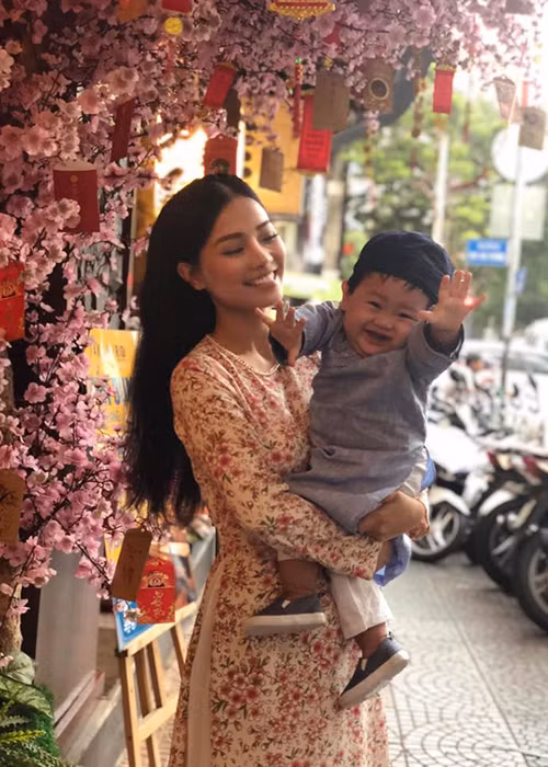 Khánh Hiền “Tôi thấy hoa vàng trên cỏ xanh” rất nhớ con trai mỗi khi đi làm.